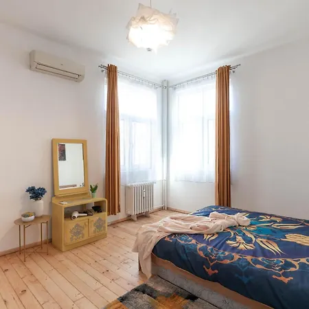 Vintage Bohemian Paradise With Xbox Series X For Big Groups Apartment
